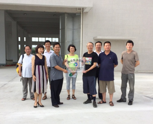 廈門市留學(xué)人員管理中心陳雪蓮主任為“豬業(yè)展示中心”授牌